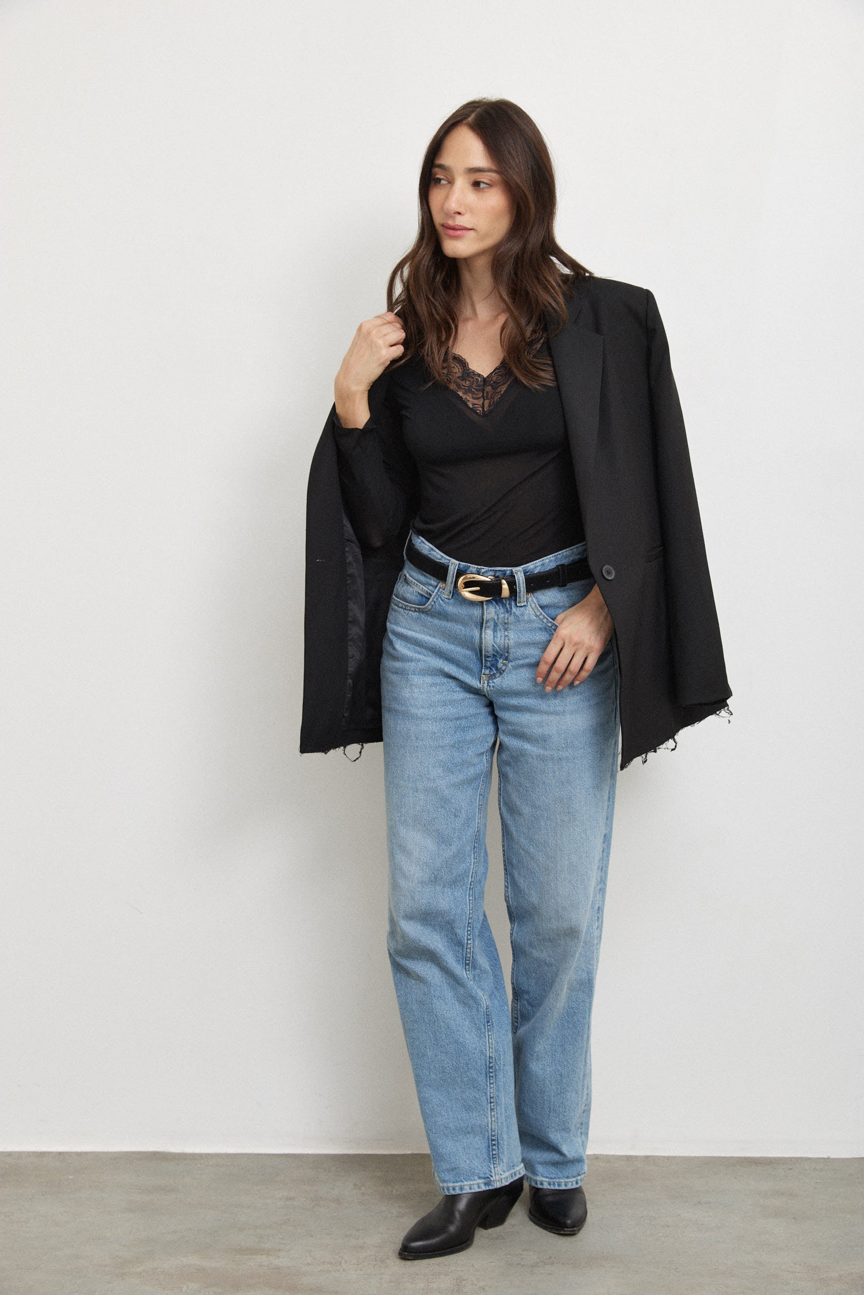 חולצת קשמיר תחרה וי שחורה