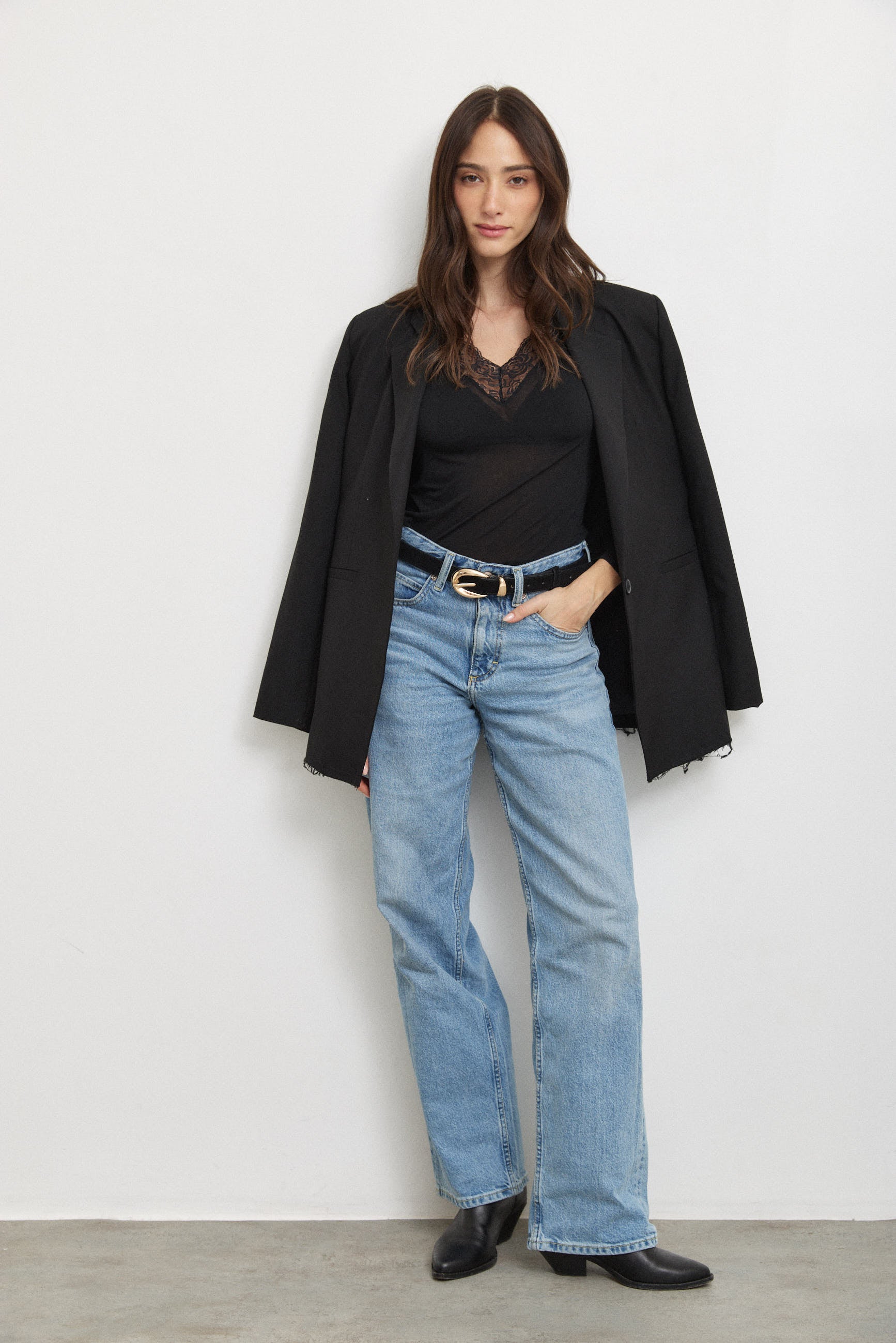 חולצת קשמיר תחרה וי שחורה