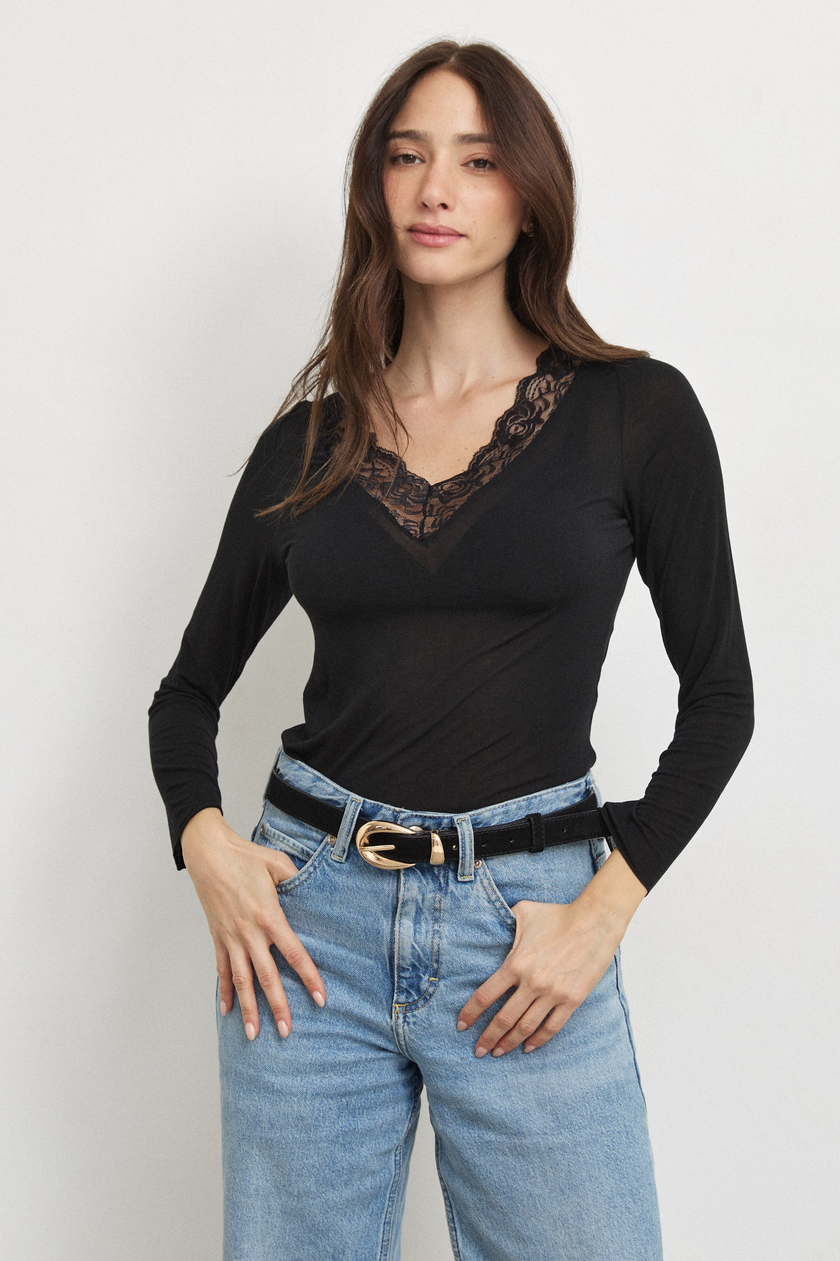 חולצת קשמיר תחרה וי שחורה