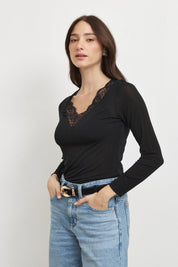 חולצת קשמיר תחרה וי שחורה