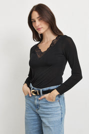 חולצת קשמיר תחרה וי שחורה