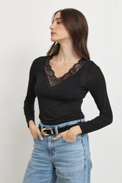 חולצת קשמיר תחרה וי שחורה