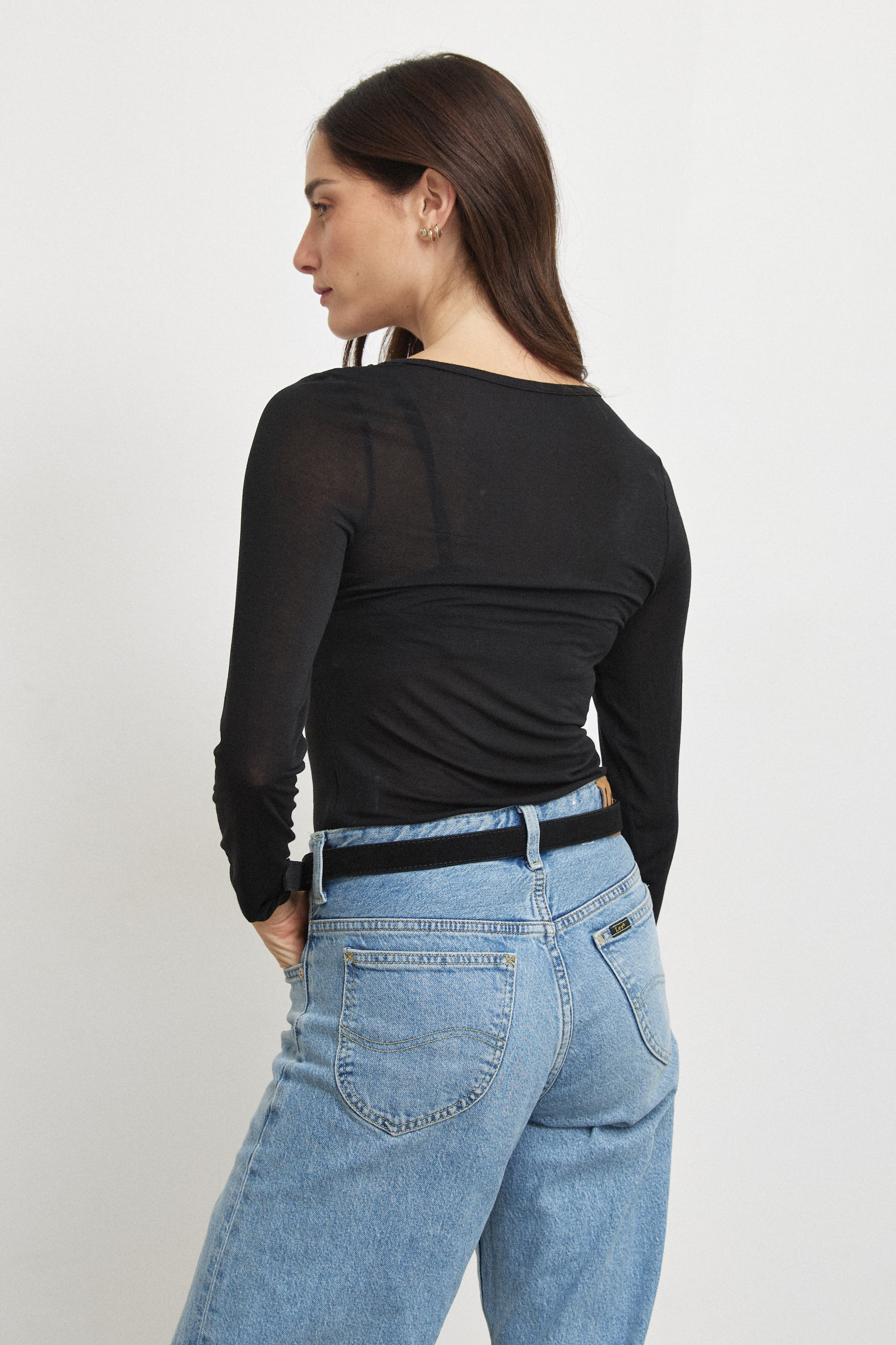 חולצת קשמיר תחרה וי שחורה