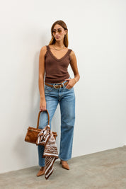 גופיית סריג וי עם תחרה חומה