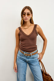 גופיית סריג וי עם תחרה חומה