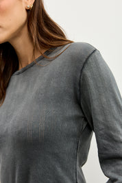 חולצת בייסיק ניקי בלה אפור כהה