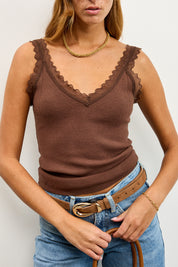 גופיית סריג וי עם תחרה חומה