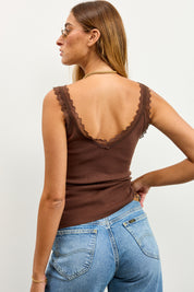 גופיית סריג וי עם תחרה חומה