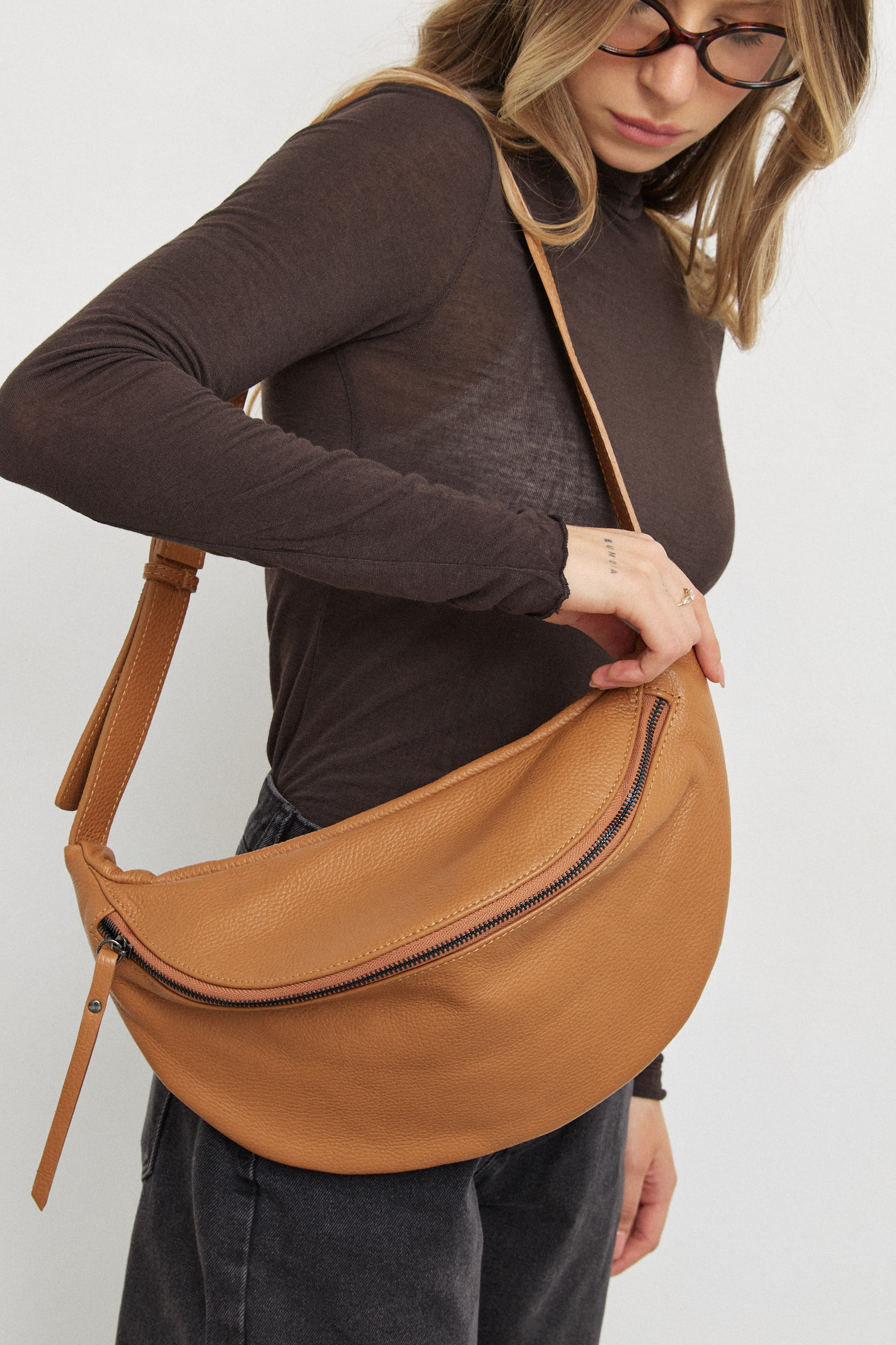 תיק עור פאוץ’ נינה קאמל