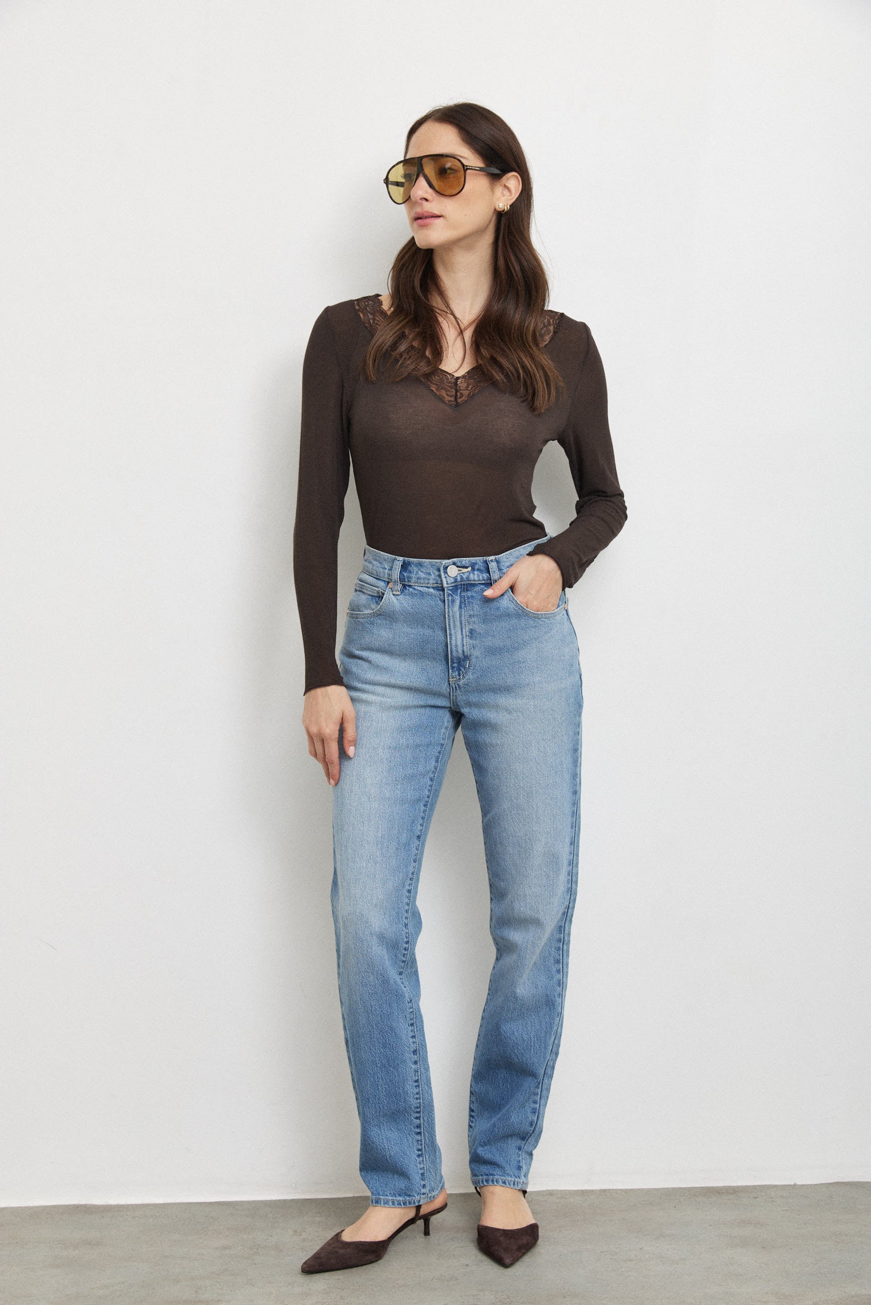 חולצת קשמיר תחרה וי חומה