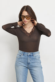 חולצת קשמיר תחרה וי חומה