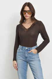 חולצת קשמיר תחרה וי חומה