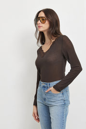 חולצת קשמיר תחרה וי חומה