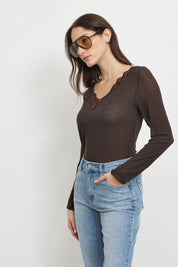 חולצת קשמיר תחרה וי חומה