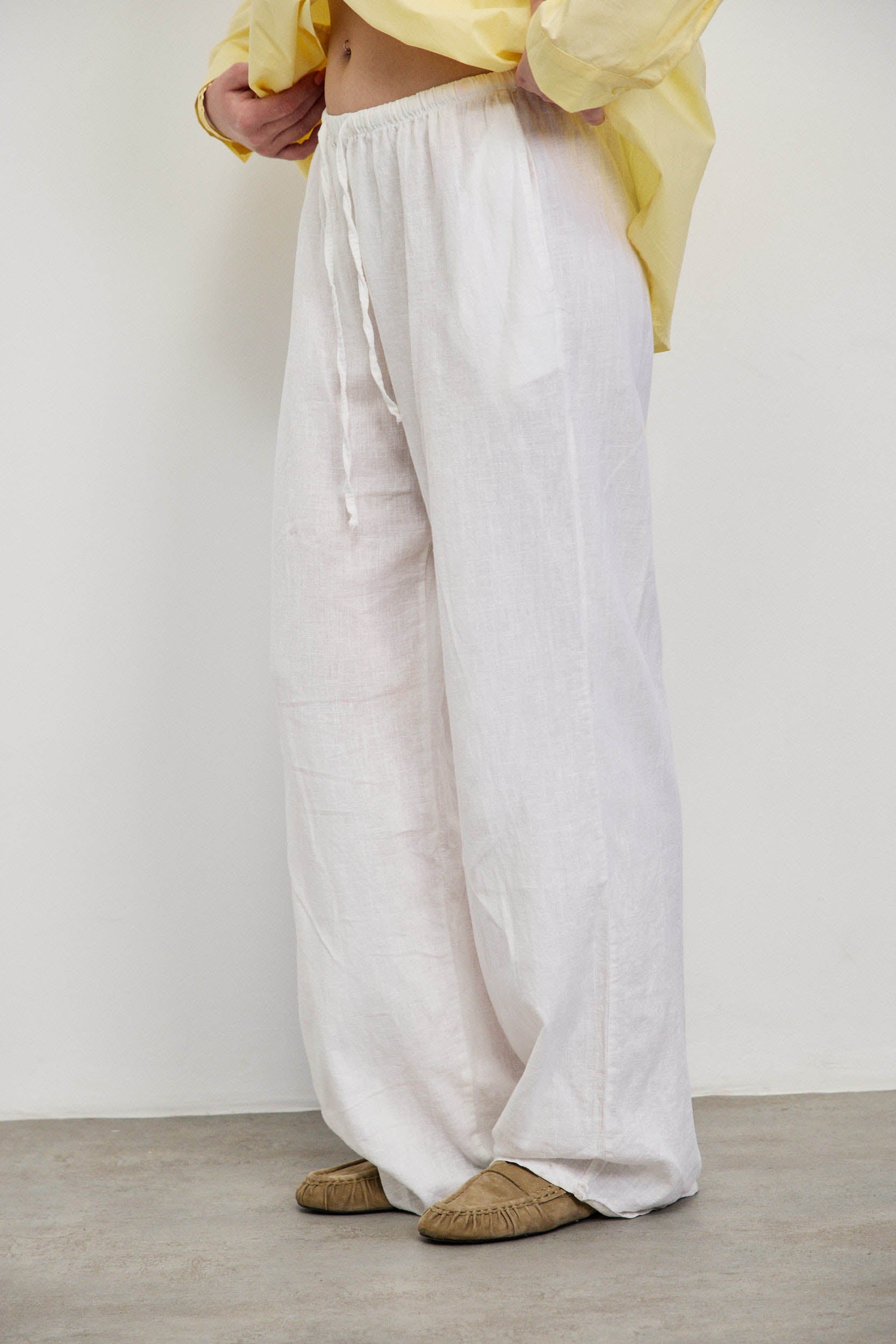 מכנסי פשתן לבנים