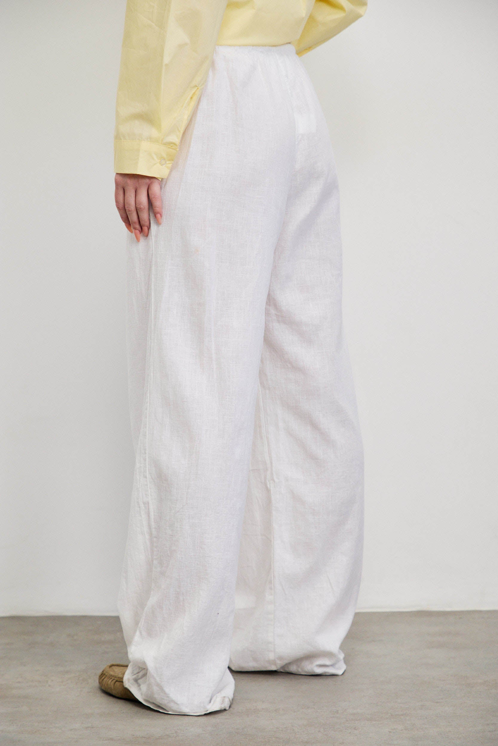 מכנסי פשתן לבנים