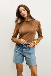 חולצת בייסיק ניקי בלה חום