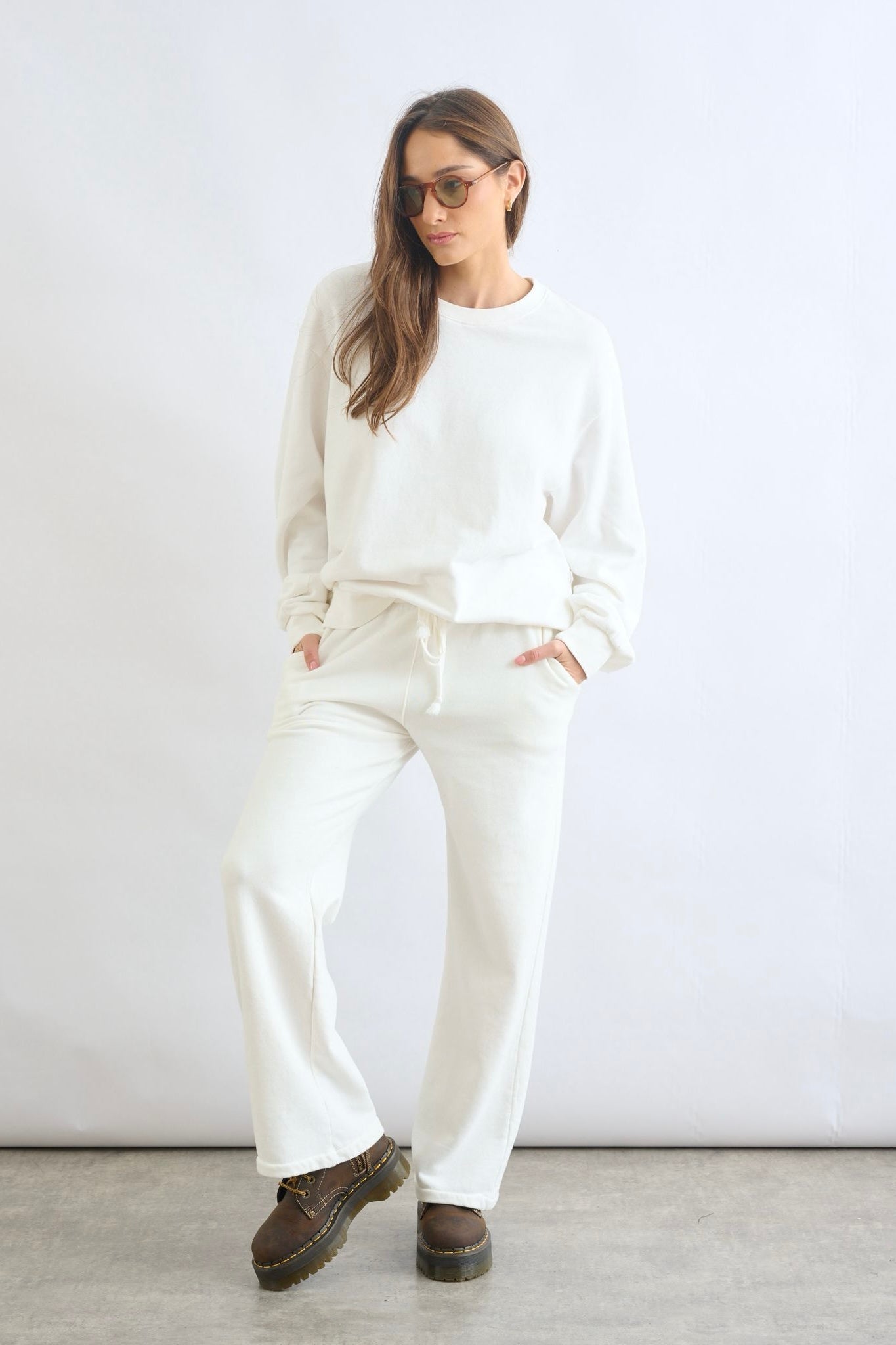 מכנסי טרנינג בייסיק בגזרה ישרה לבן