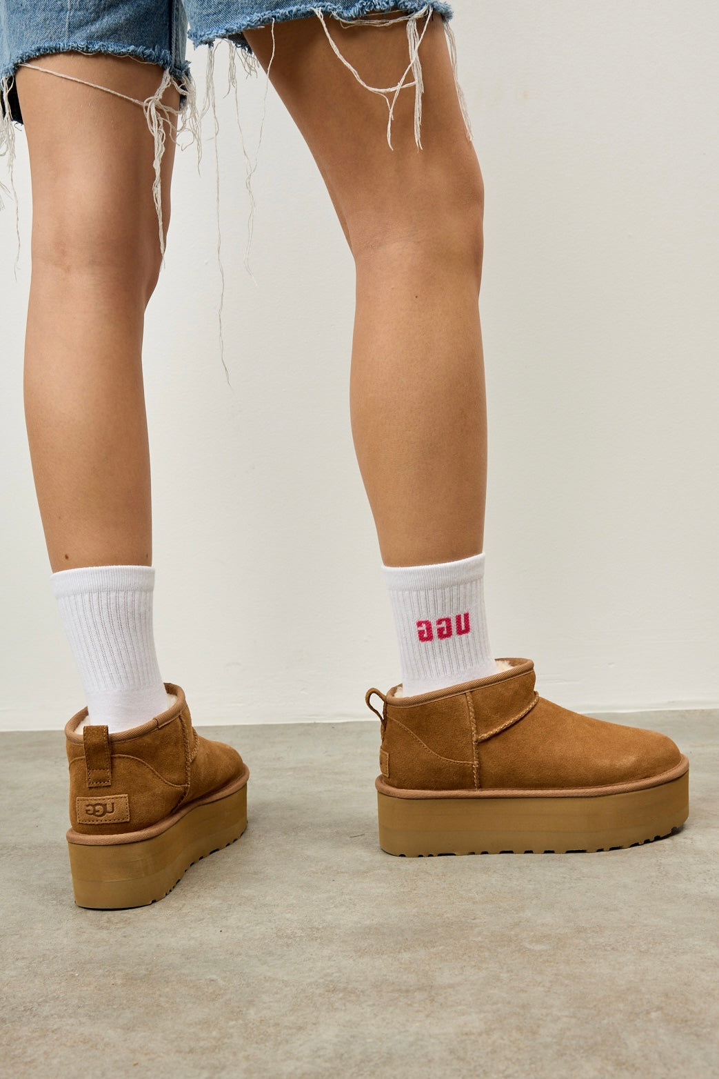 מגפוני UGG דגם קלאסיק אולטרה מיני CHE פלטפורם חום