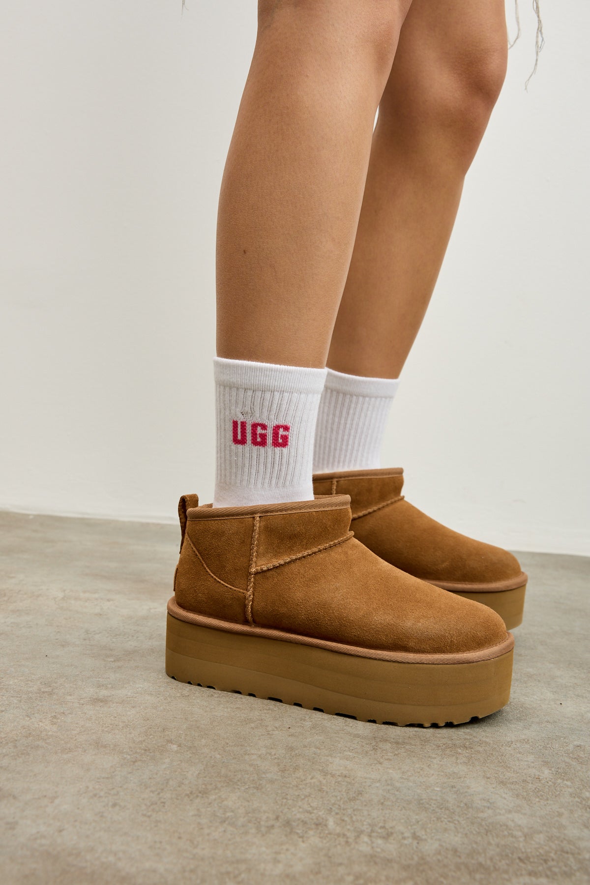 מגפוני UGG דגם קלאסיק אולטרה מיני CHE פלטפורם חום