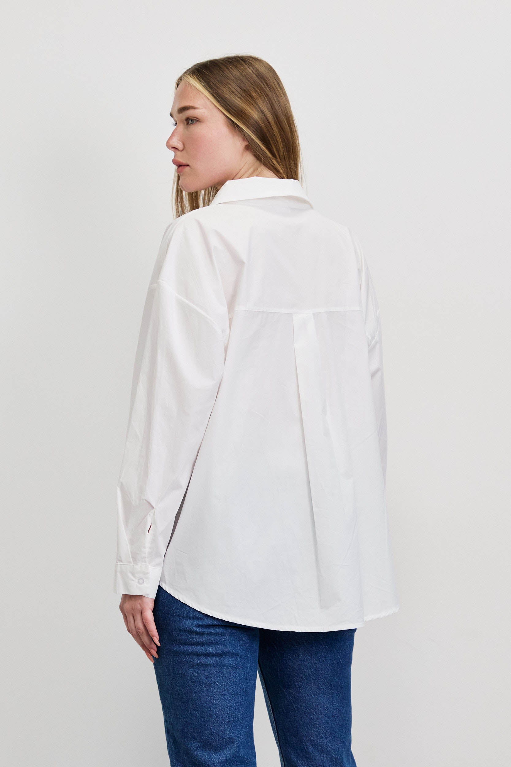 מכופתרת כותנה אוברסייז לבנה