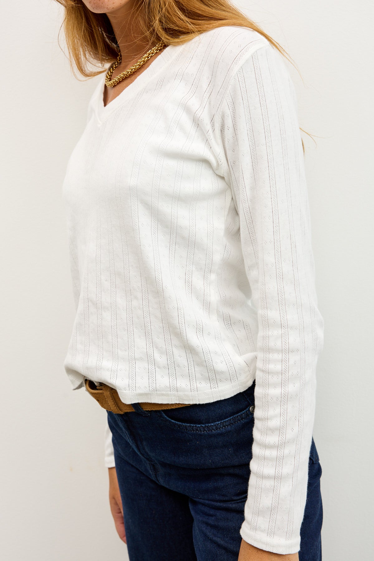 חולצת בייסיק וי בלה לבן