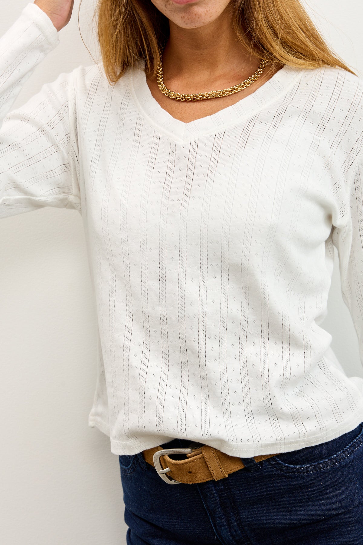 חולצת בייסיק וי בלה לבן