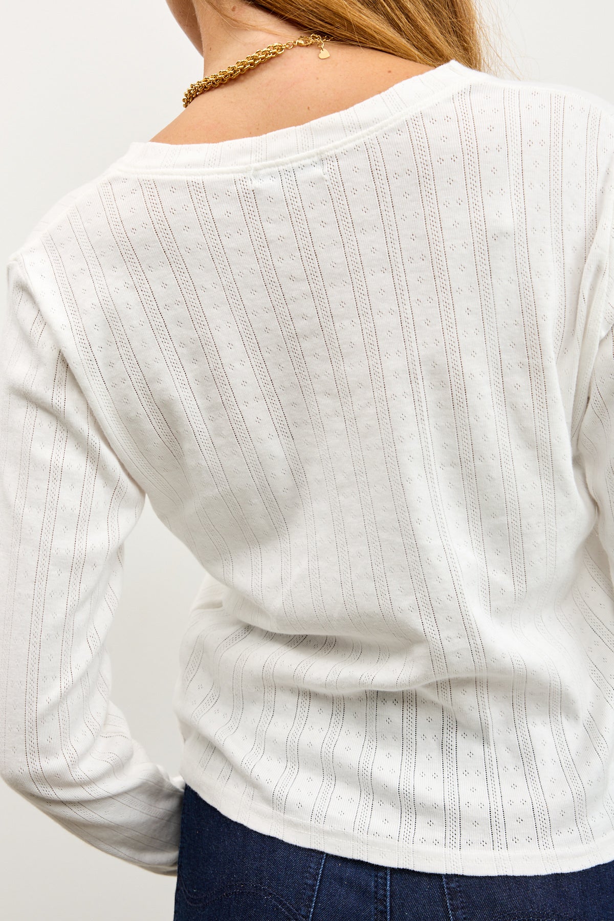 חולצת בייסיק וי בלה לבן