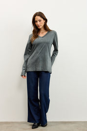 חולצת אלכס V שרוול ארוך אפור כהה