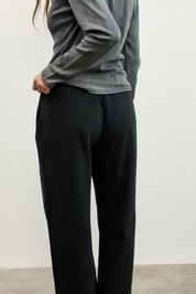 מכנסי טרנינג בייסיק בגזרה ישרה שחור