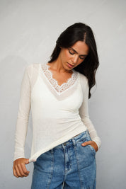 חולצת עלמה תחרה לבנה