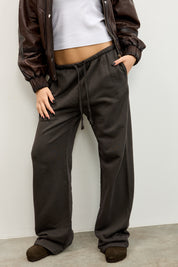 מכנסי טרנינג בייסיק בגזרה ישרה חום