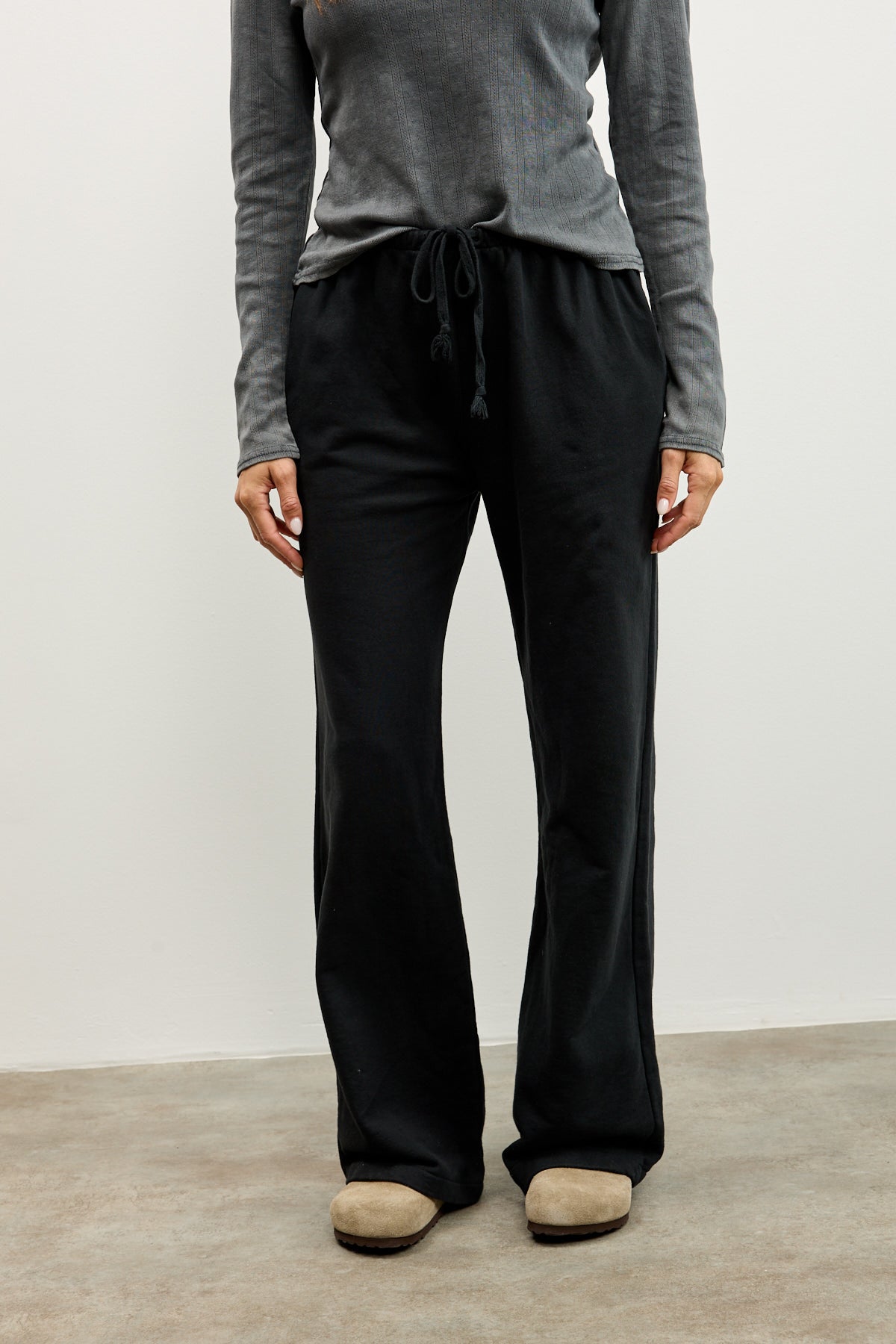 מכנסי טרנינג בייסיק בגזרה ישרה שחור