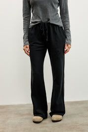 מכנסי טרנינג בייסיק בגזרה ישרה שחור