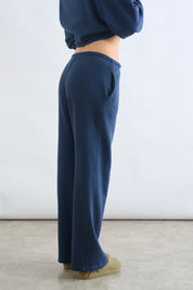 מכנסי טרנינג בייסיק בגזרה ישרה כחול