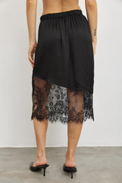 חצאית מידי בשילוב תחרה שחורה