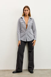 חולצה מכופתרת לין עם פסים דקים