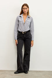 חולצה מכופתרת לין עם פסים דקים