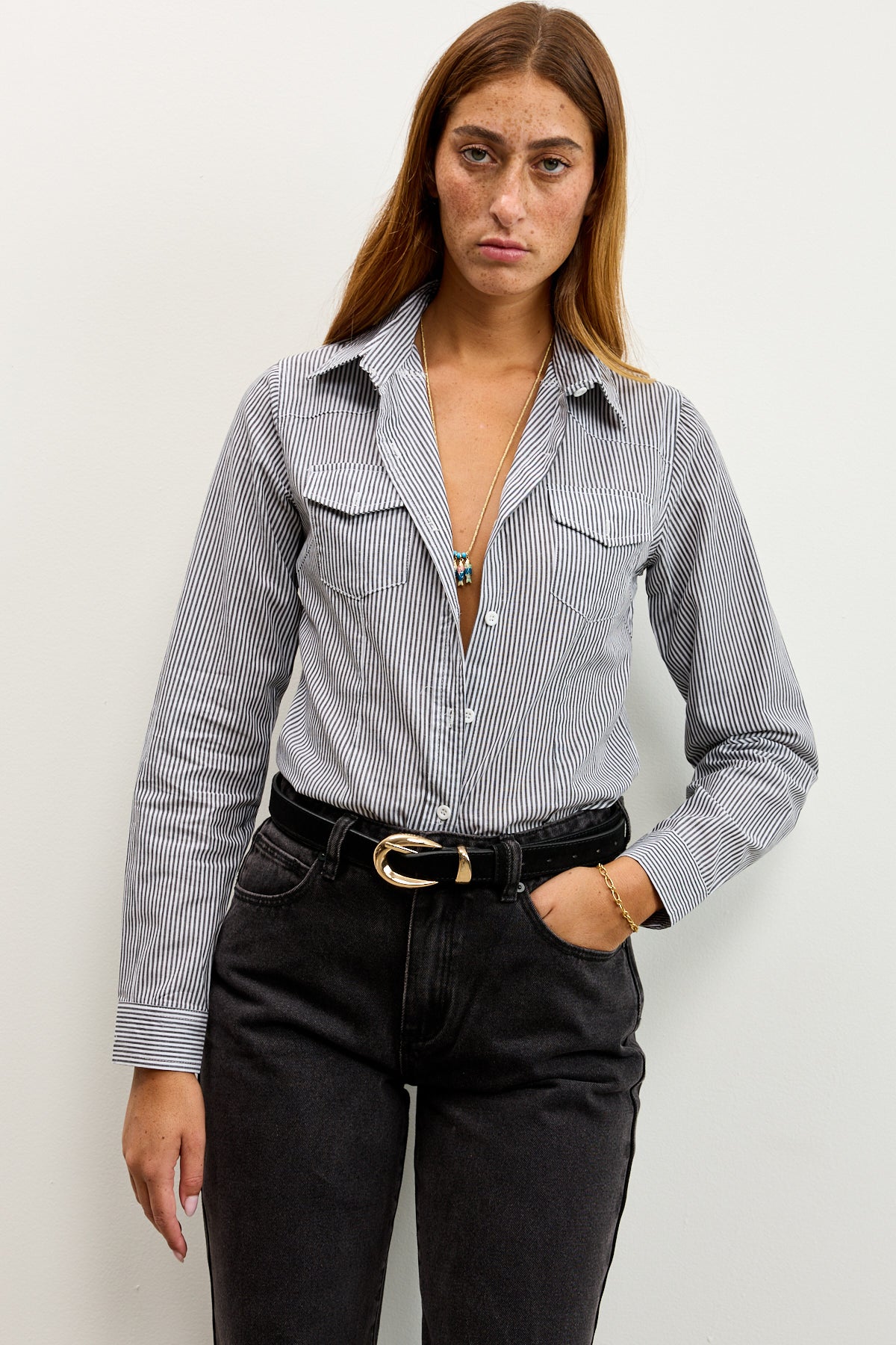 חולצה מכופתרת לין עם פסים דקים