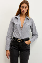 חולצה מכופתרת לין עם פסים דקים