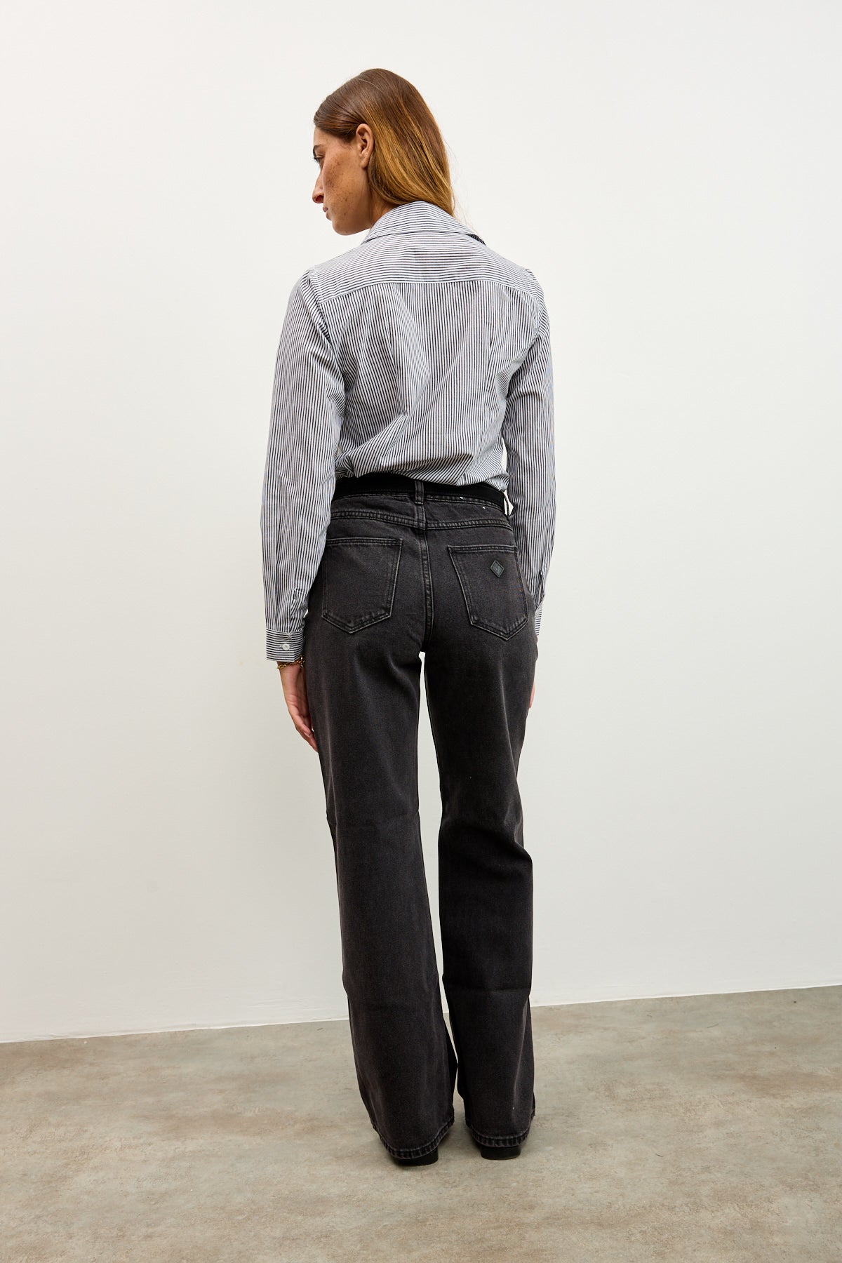 חולצה מכופתרת לין עם פסים דקים