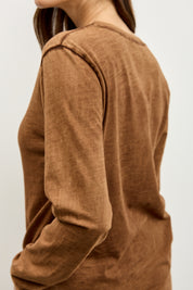 חולצת אלכס V שרוול ארוך חום