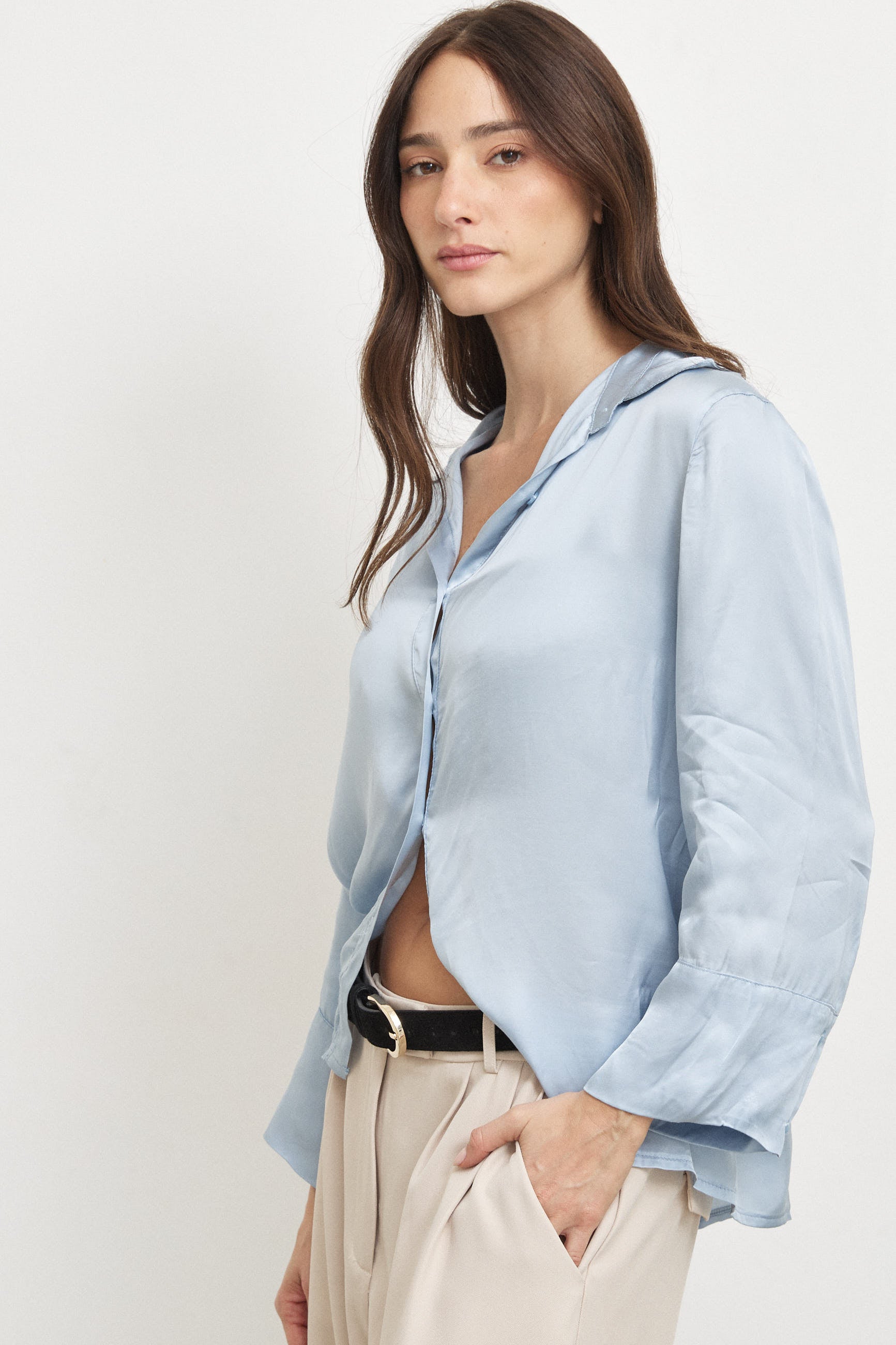 חולצת סאטן מכופתרת לורה תכלת