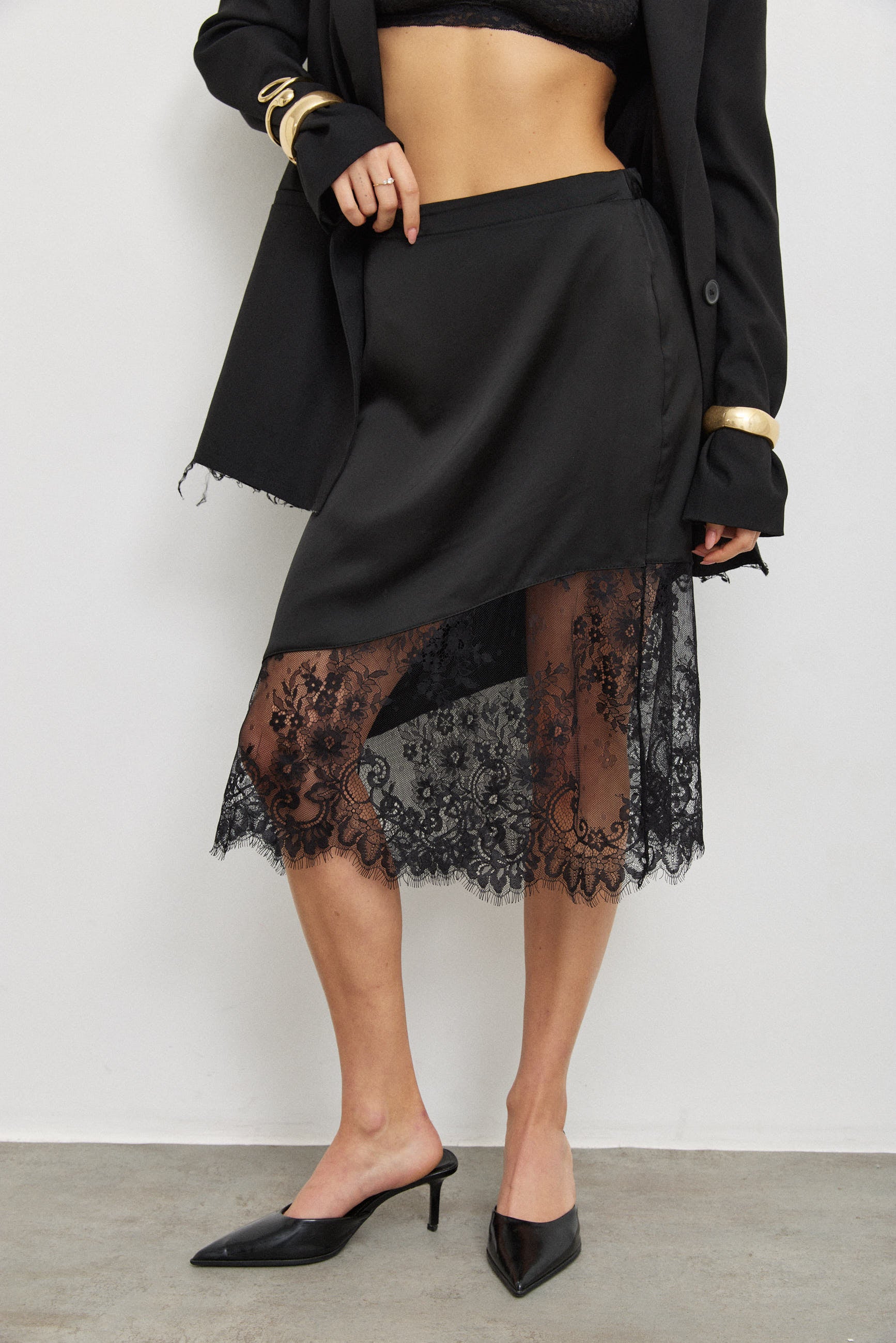 חצאית מידי בשילוב תחרה שחורה