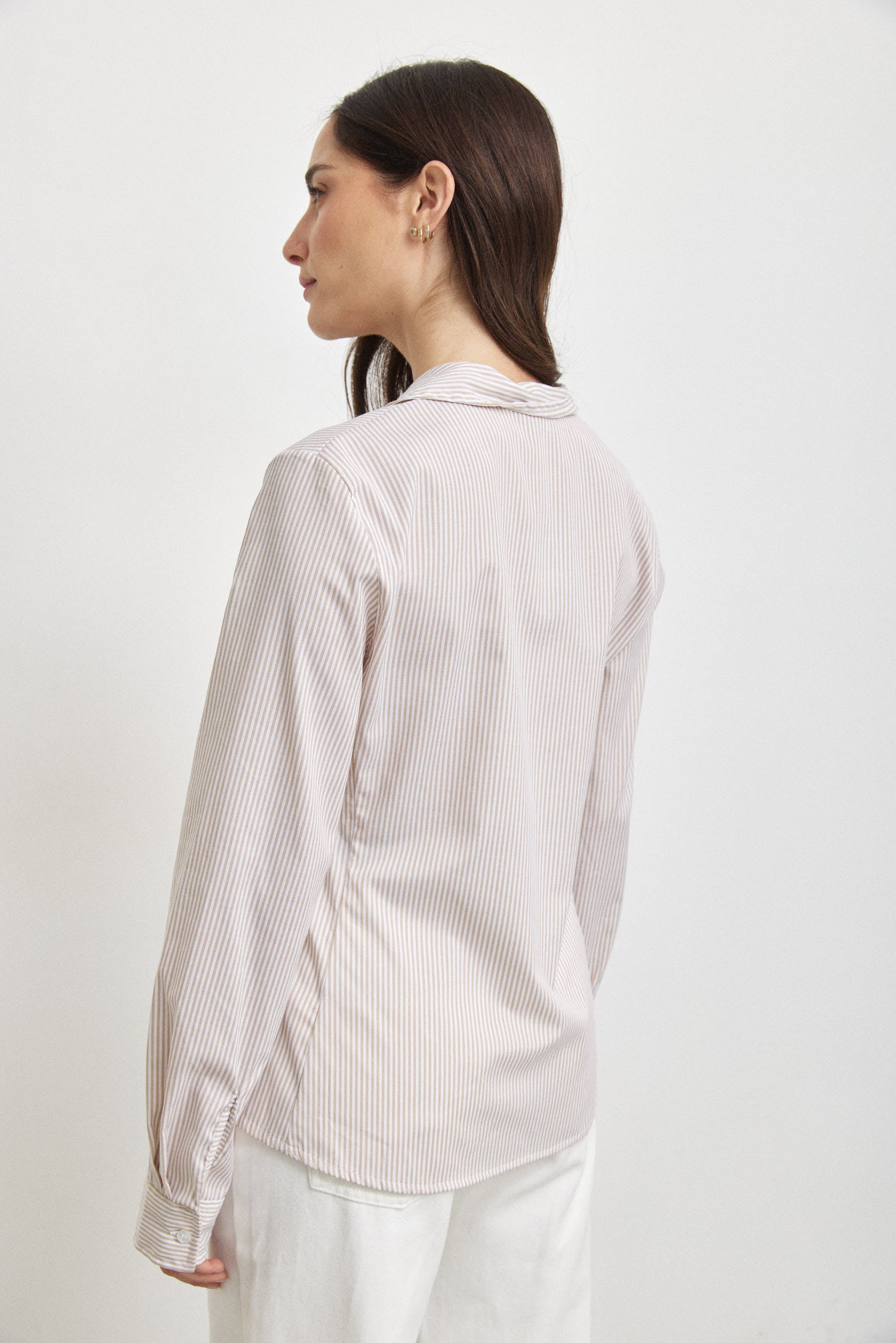 חולצה מכופתרת פסים בז