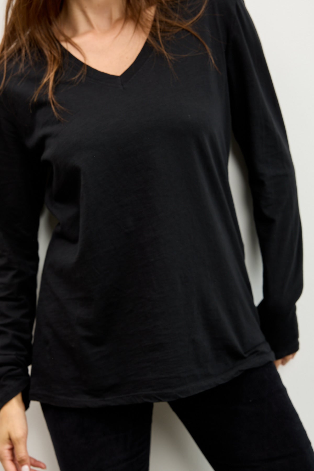 חולצת אלכס V שרוול ארוך שחור