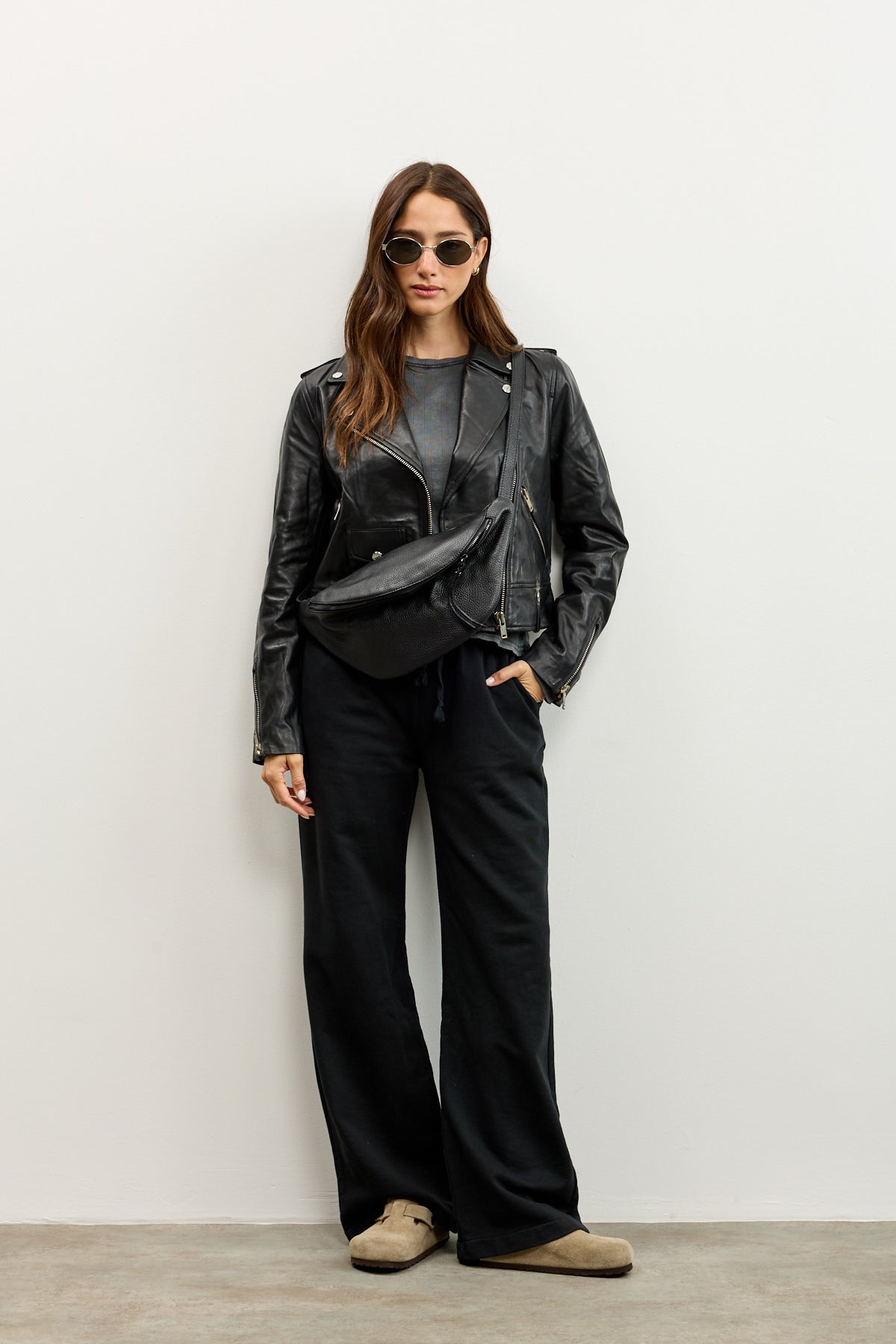 מכנסי טרנינג בייסיק בגזרה ישרה שחור