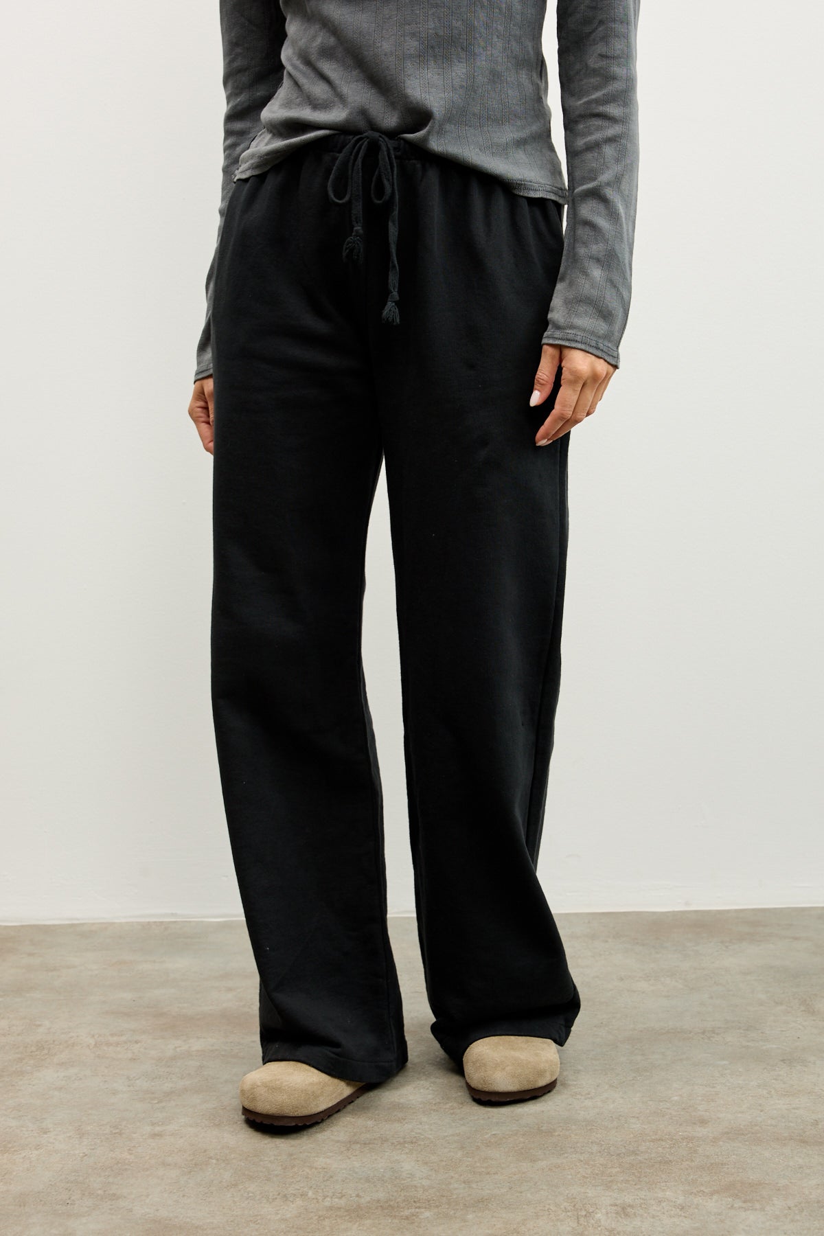 מכנסי טרנינג בייסיק בגזרה ישרה שחור