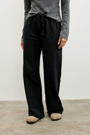 מכנסי טרנינג בייסיק בגזרה ישרה שחור