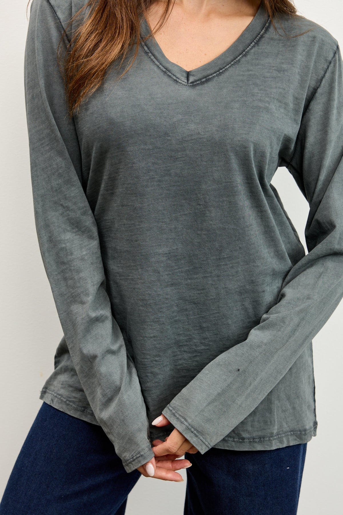 חולצת אלכס V שרוול ארוך אפור כהה